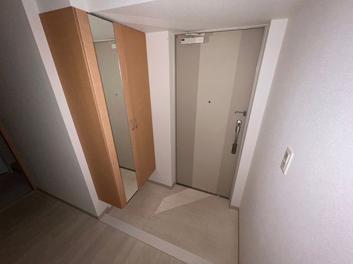 エル・イソベ三宮の玄関