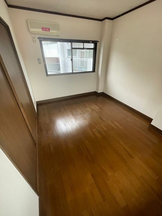 ハイツ日山の居間