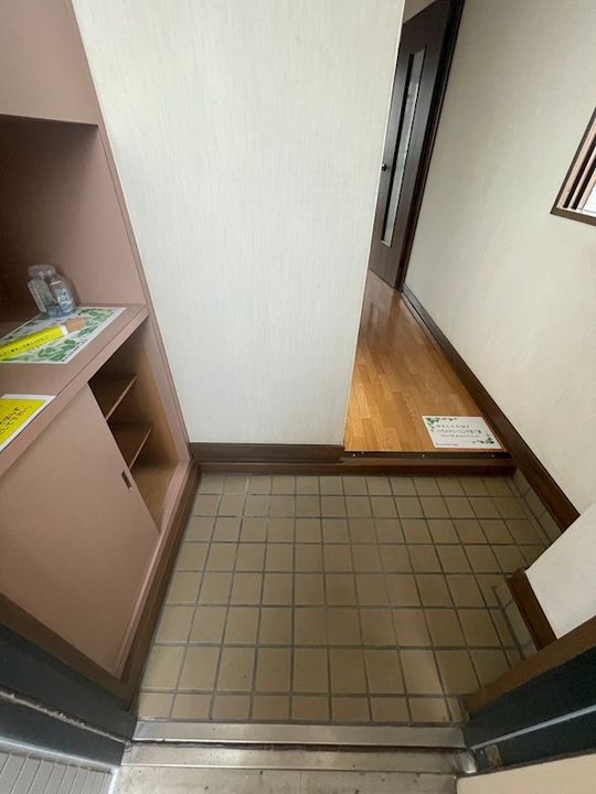ハイツ日山の玄関