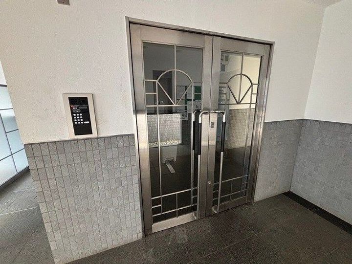 泉マンションの玄関