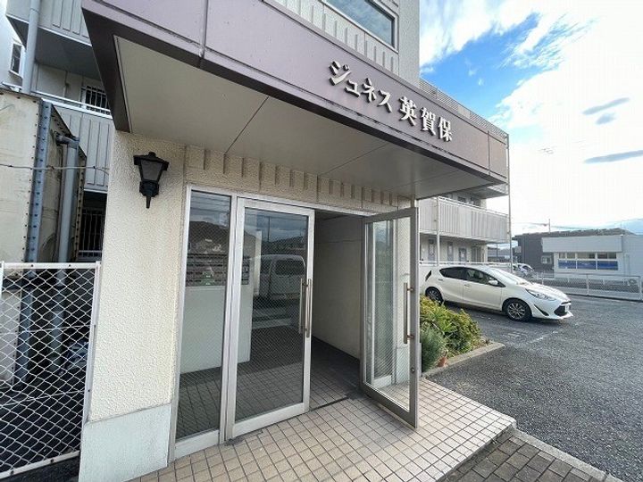 ジュネス英賀保の玄関