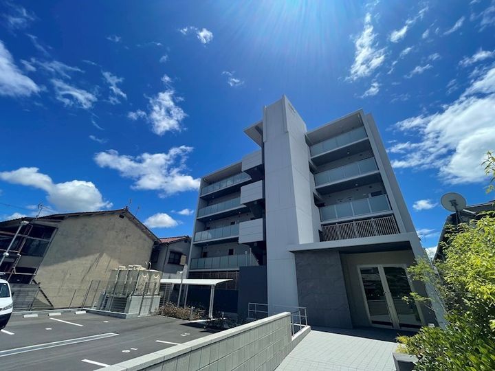 クローバー英賀保駅前の外観