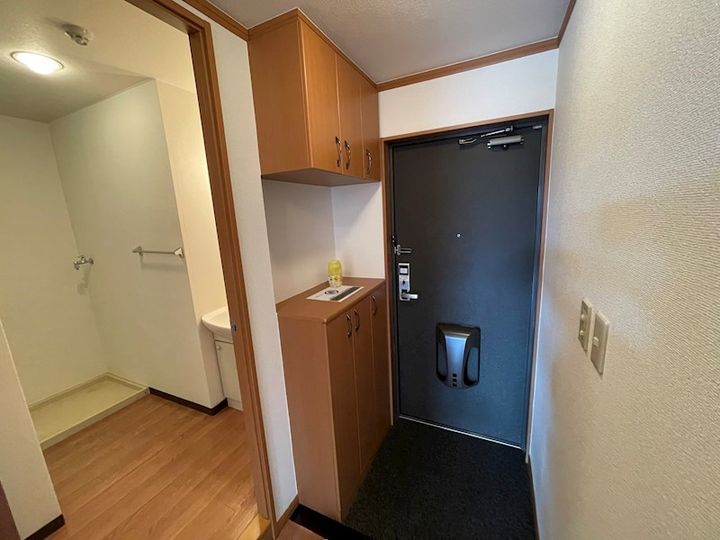アベニール中島の玄関