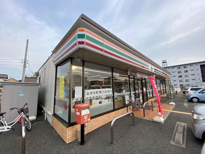グレイス・セイバリーの周辺