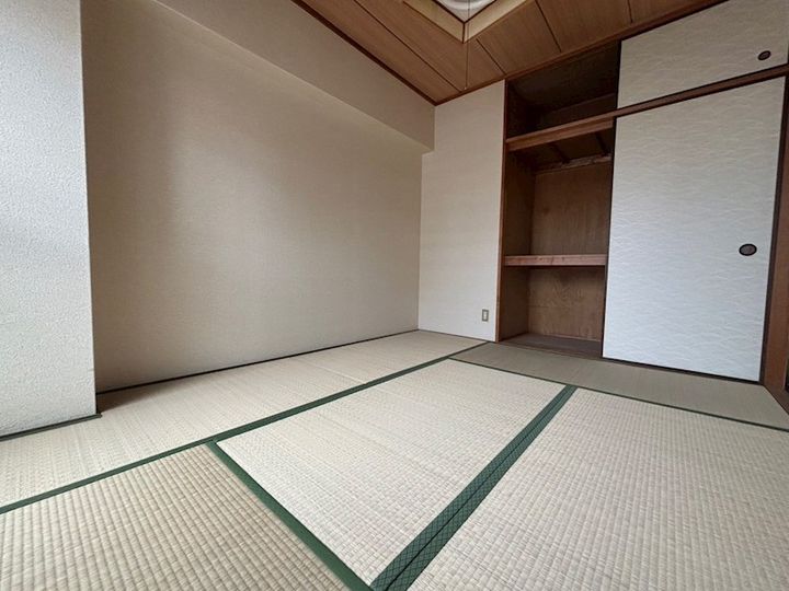 ロイヤルコーポ姫路栗山町の居間