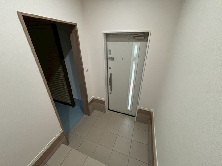 ガレージロタス砥堀の玄関