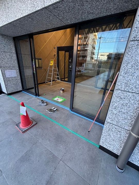 エスリード新大阪ザ・プレミアEASTの玄関