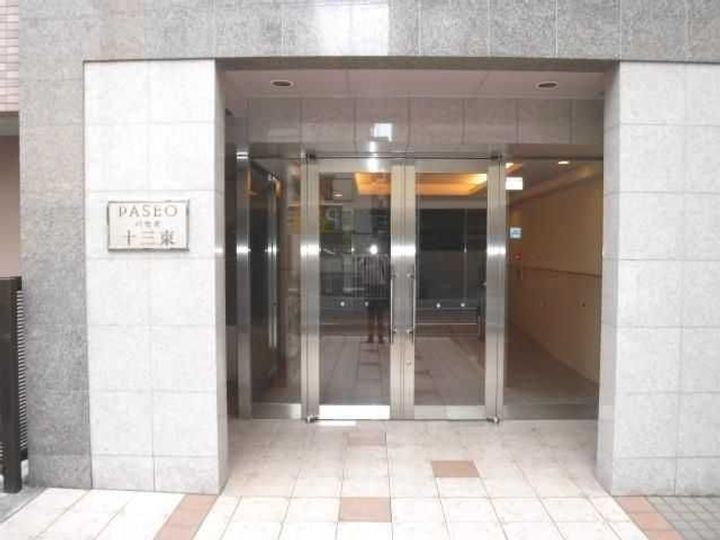 パセオ十三東の玄関