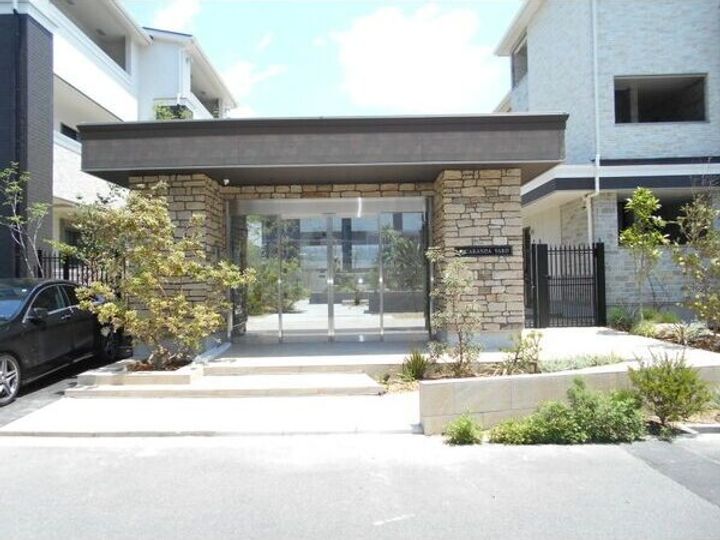 Jacaranda Yard Bの玄関