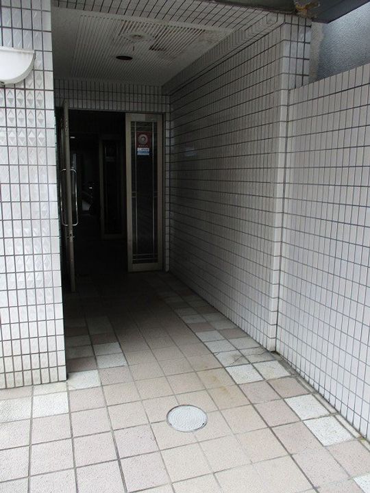 五条セフィーマンションの玄関