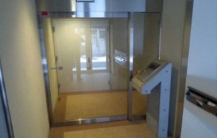 東京都台東区今戸1丁目の賃貸マンションの玄関