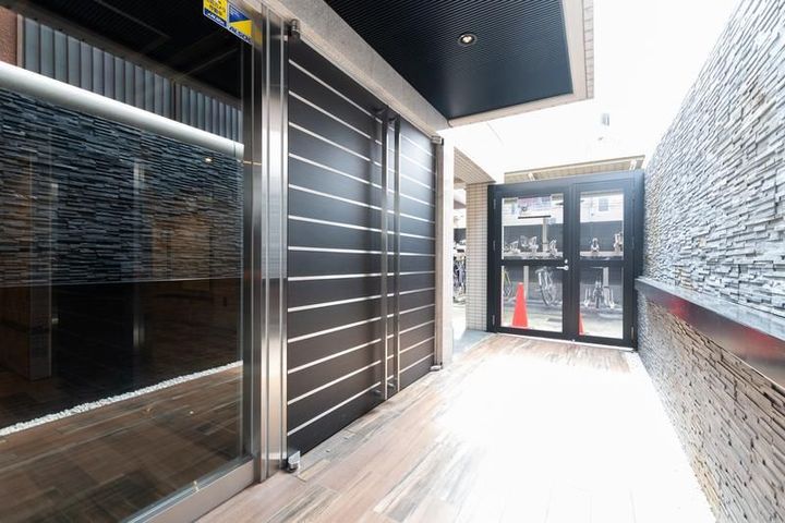 東京都北区神谷2丁目の賃貸マンションの玄関