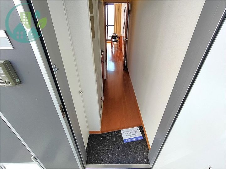 レオパレスアクアブルー青谷の玄関