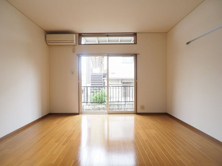 栗山プチシャトーIII106の居間