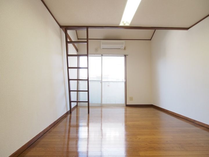クレセントハイツ高円寺102の居間