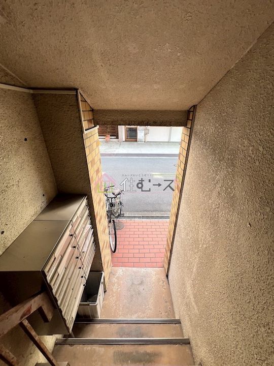 西村ビルの玄関