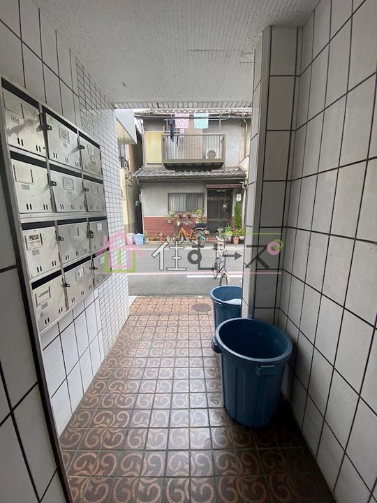 ロイヤル遠里小野の玄関
