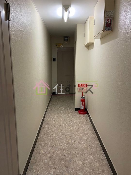 ロイヤル遠里小野の玄関