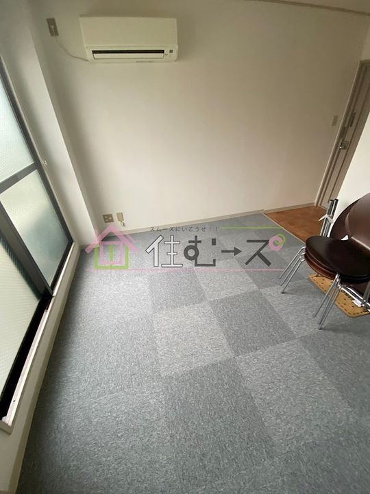 ロイヤル遠里小野の居間