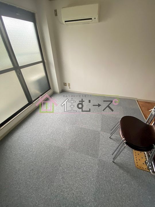ロイヤル遠里小野の居間