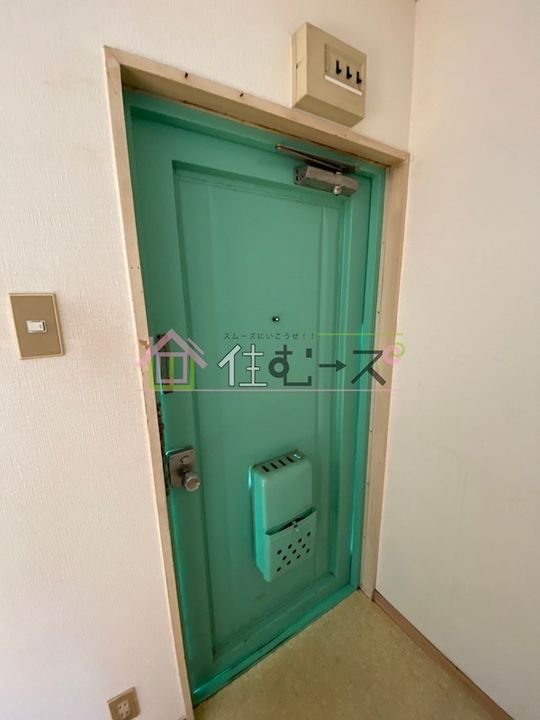宝マンションの玄関