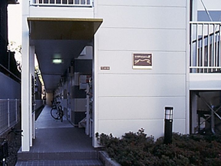 レオパレスボムールの玄関