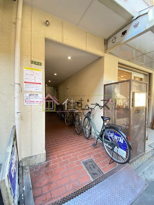 中崎ビルの玄関