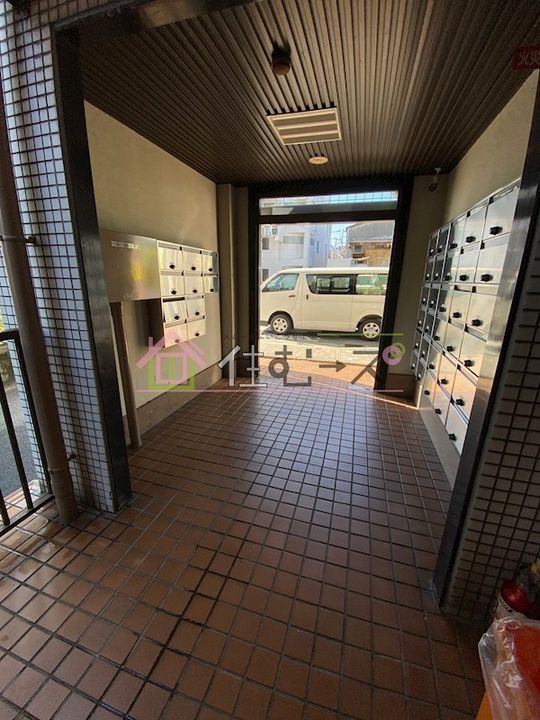 栄瑞光マンションの玄関