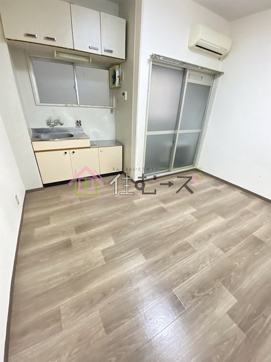 アバンス三先の居間