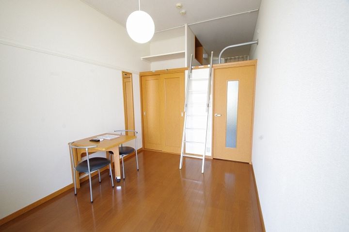 レオパレスメルツェIVの居間