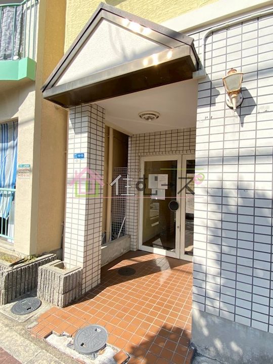メモリアルタウンC棟の玄関