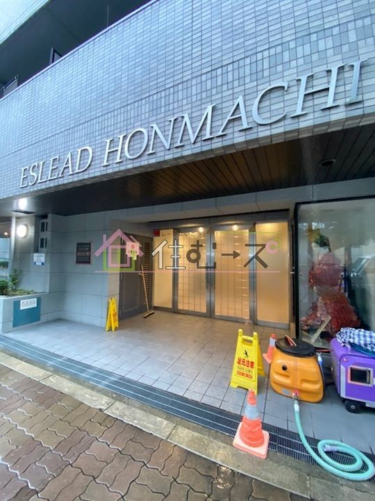 エスリード本町の玄関