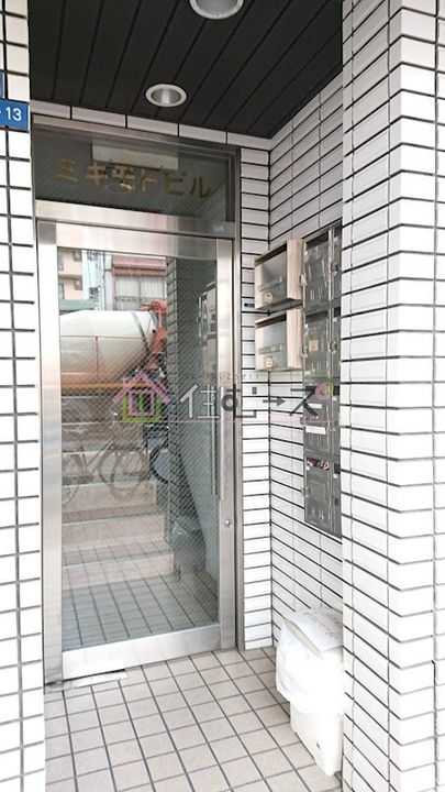 ミキモトビルの玄関