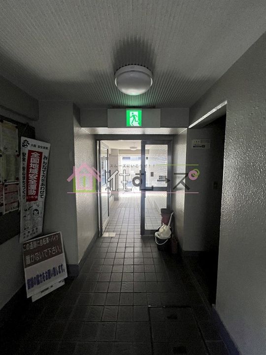 多田マンションの玄関