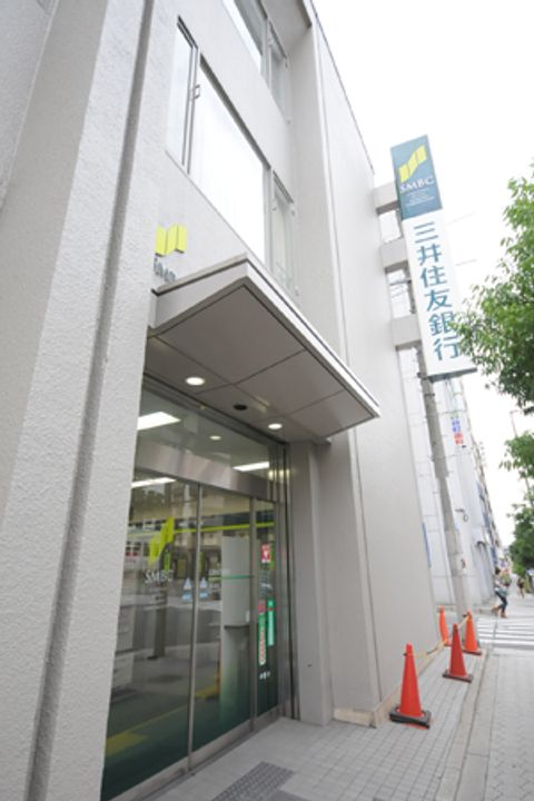 多田マンションの玄関