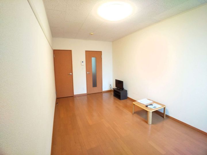 レオパレス御陵の居間