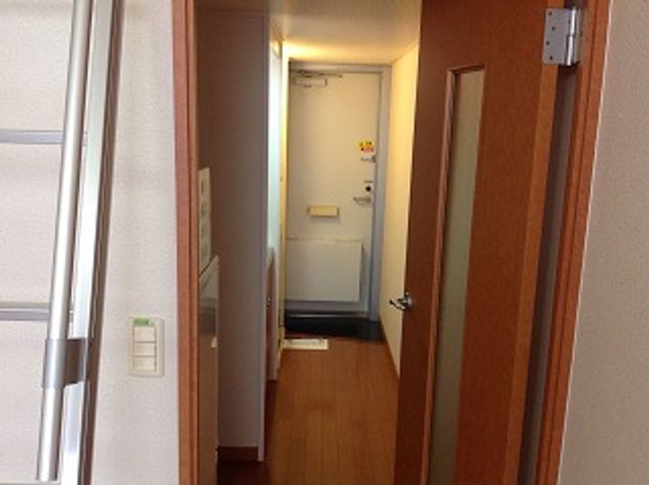 レオパレス虹の架け橋の玄関