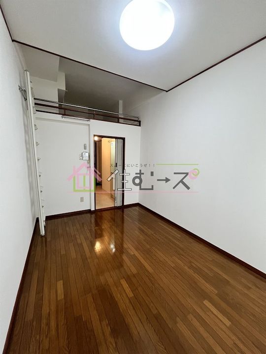 ボンジュールビルの居間