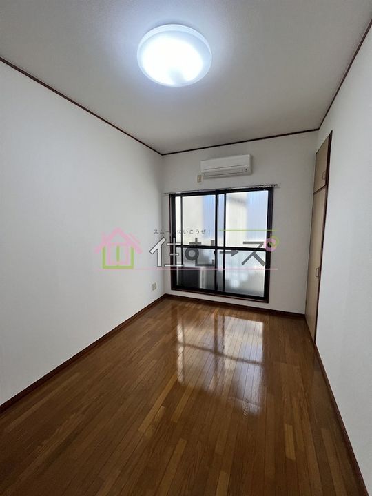 ボンジュールビルの居間