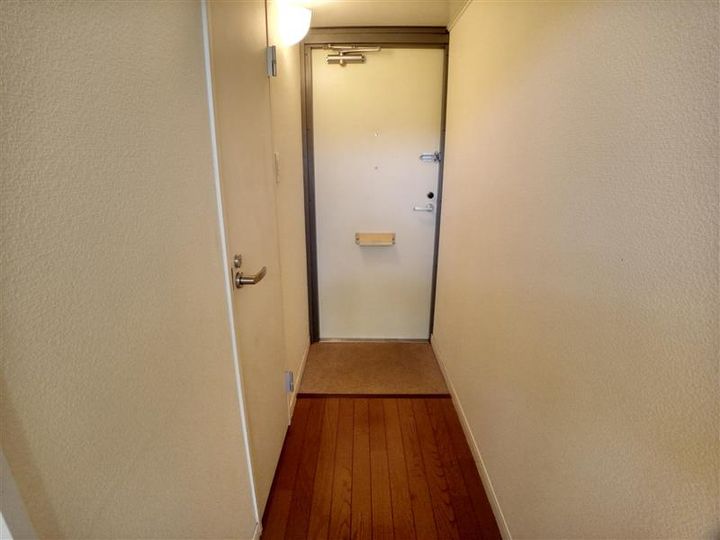 レオパレス花屋敷の玄関