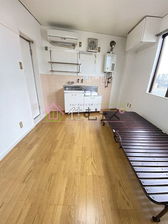 井上ビルの居間