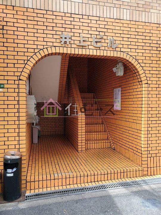 井上ビルの玄関