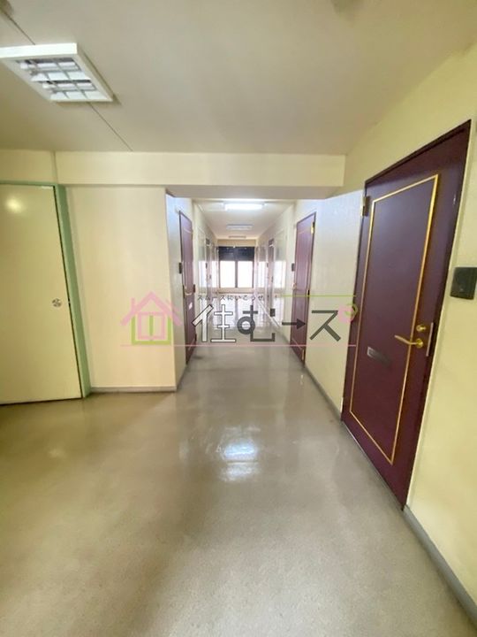 ドミール桜川の玄関