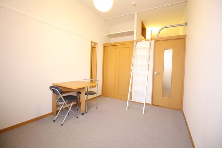 レオパレス勝山南の居間