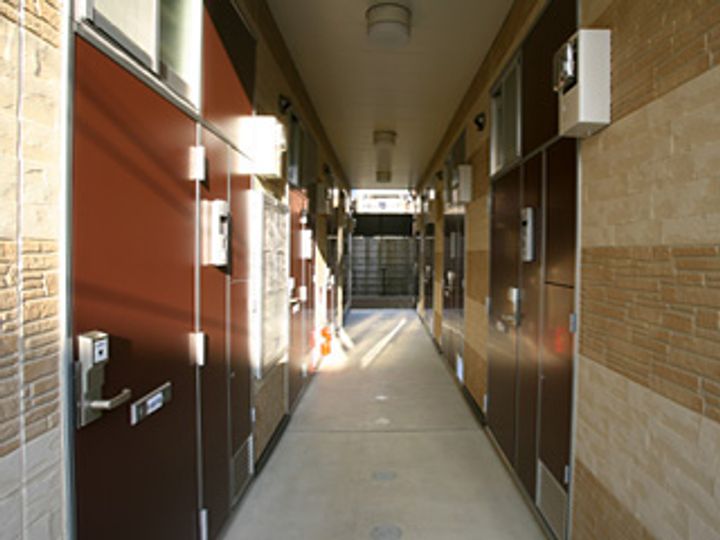 レオパレス勝山南の玄関