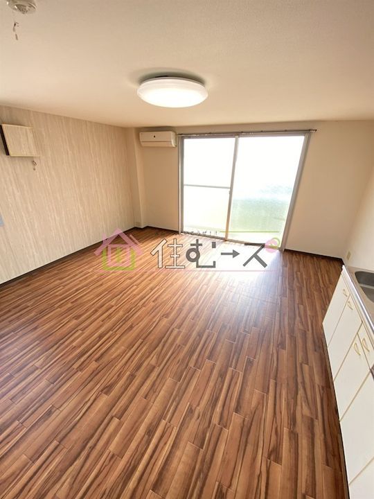 エソールビルの居間