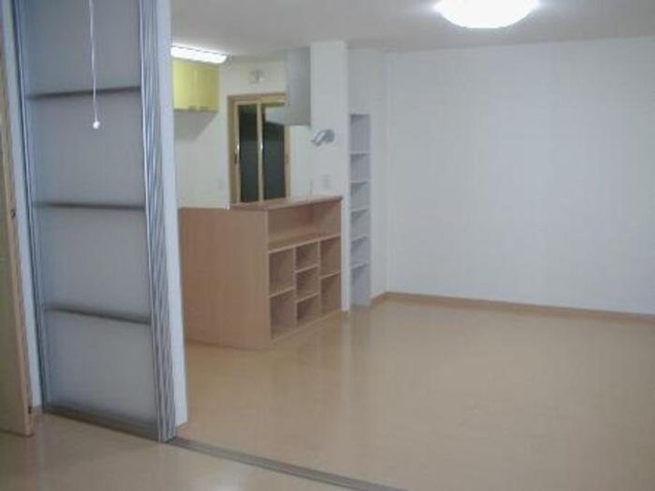 Elysion北白山台A102の居間