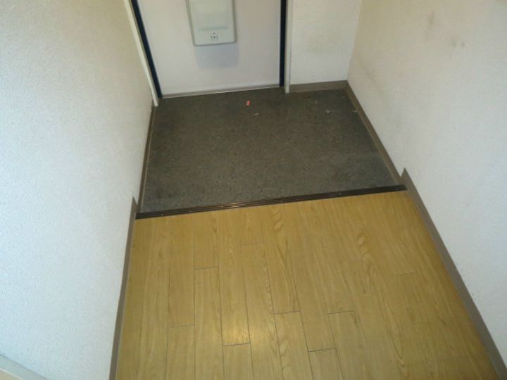 アヴァンセ高槻の玄関