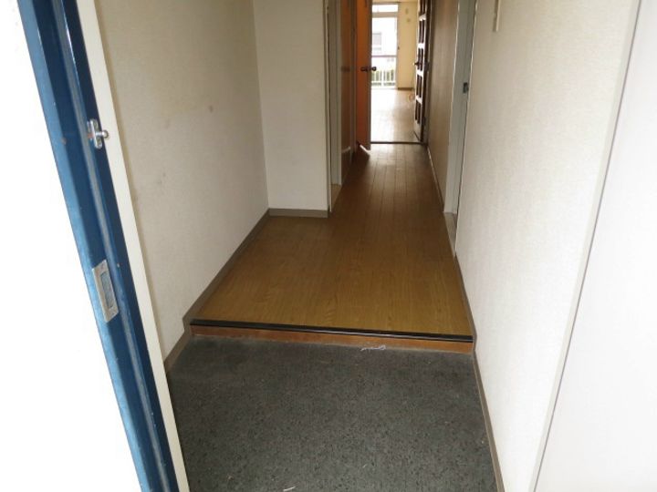 アヴァンセ高槻の玄関