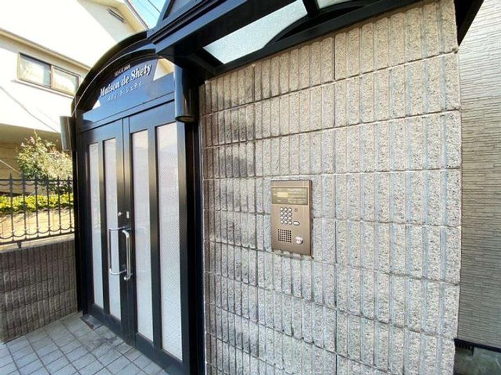 メゾンドシェティ103の玄関